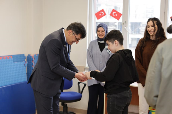 Kahveci, 2 Nisan Dünya Otizm Farkındalık Günü kapsamında öğrencilerle bir araya geldi<