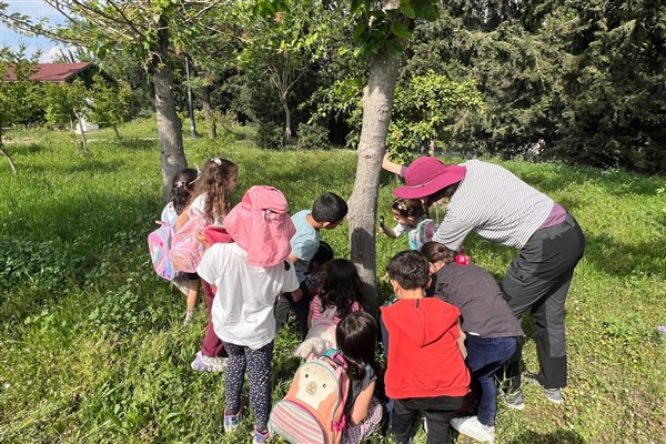 İzmirli çocuklar ormanda keşif ve masal yolculuğuna çıktı<