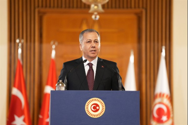 Bakan Yerlikaya, Şaşmaz Esnaf ve Çalışanları Yardımlaşma Derneğini ziyaret etti