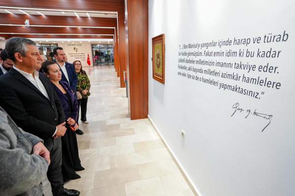 CHP Genel Başkanı Özel “Sarışın Bir Kurt” sergisini gezdi