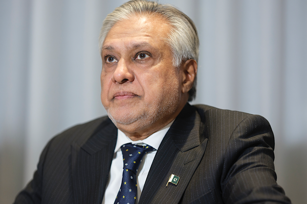 Dar: Pakistan barışı önceleyen bir rol üstleniyor<