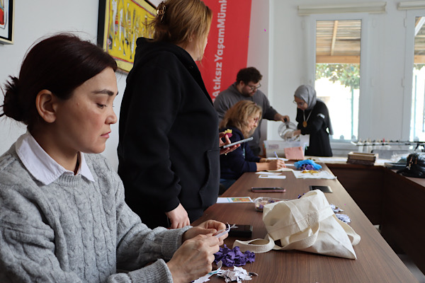Maltepe’de geleneksel yöntemle kağıt üretim atölyesi düzenlendi<
