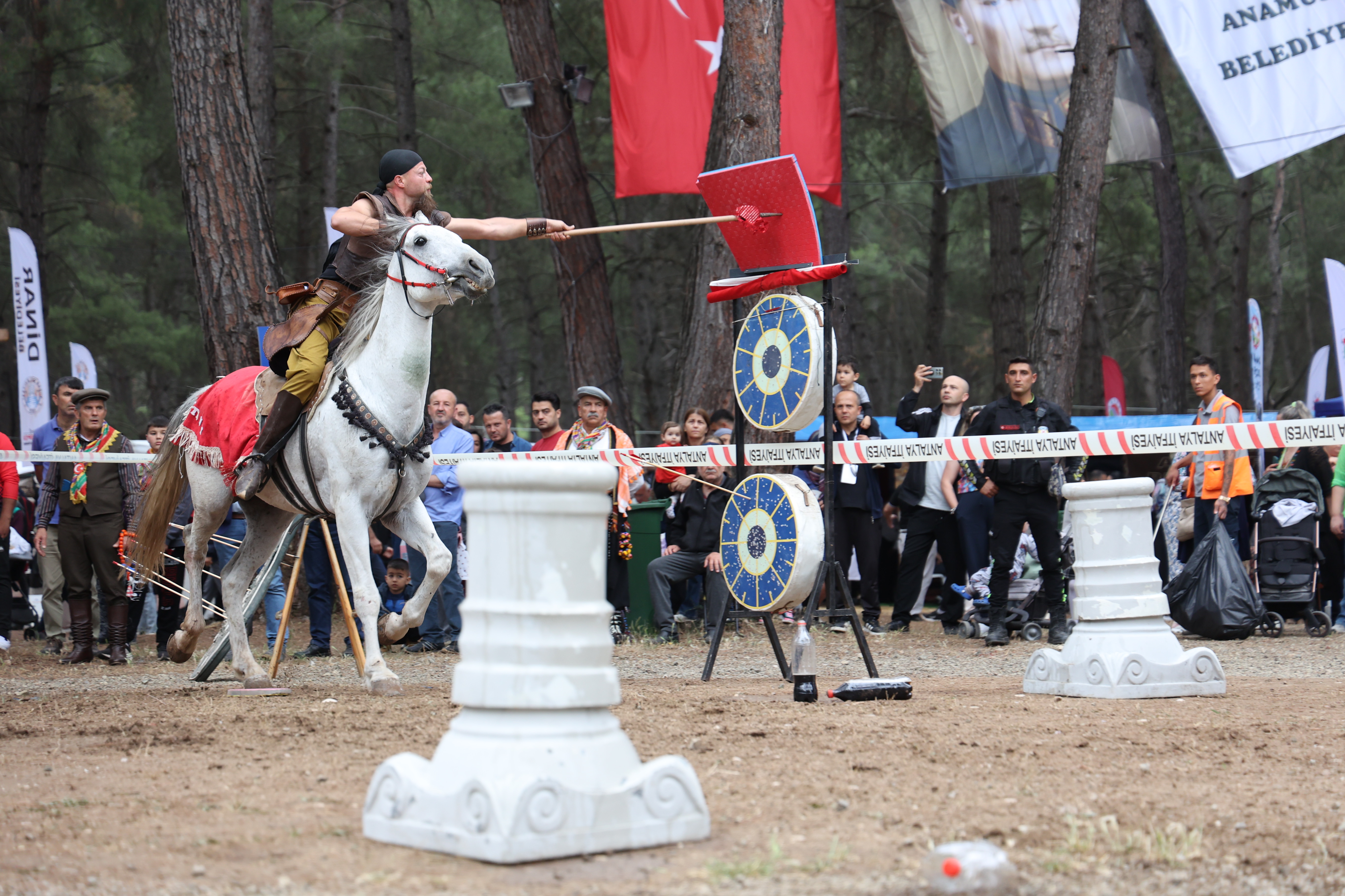 4. Uluslararası Antalya Yörük Türkmen Festivali’nde atlı akrobasi <