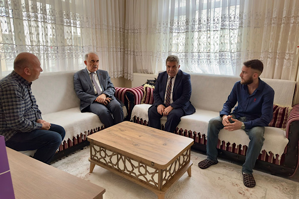 Vali Erol, evde sağlık hizmeti alan vatandaşları ziyaret etti<