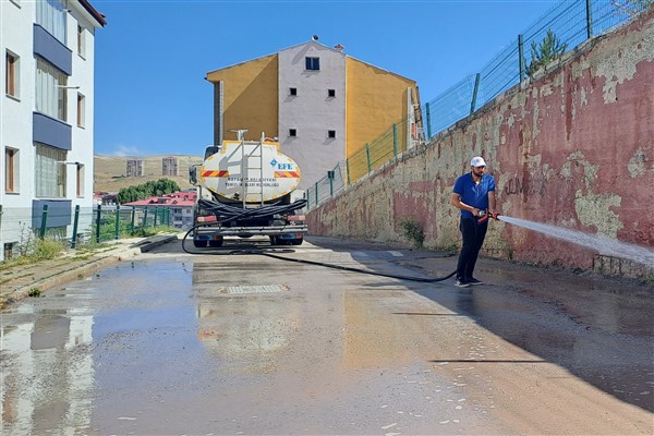 Bayburt’ta şehir temizliği, ilaçlama ve peyzaj çalışmaları devam ediyor<
