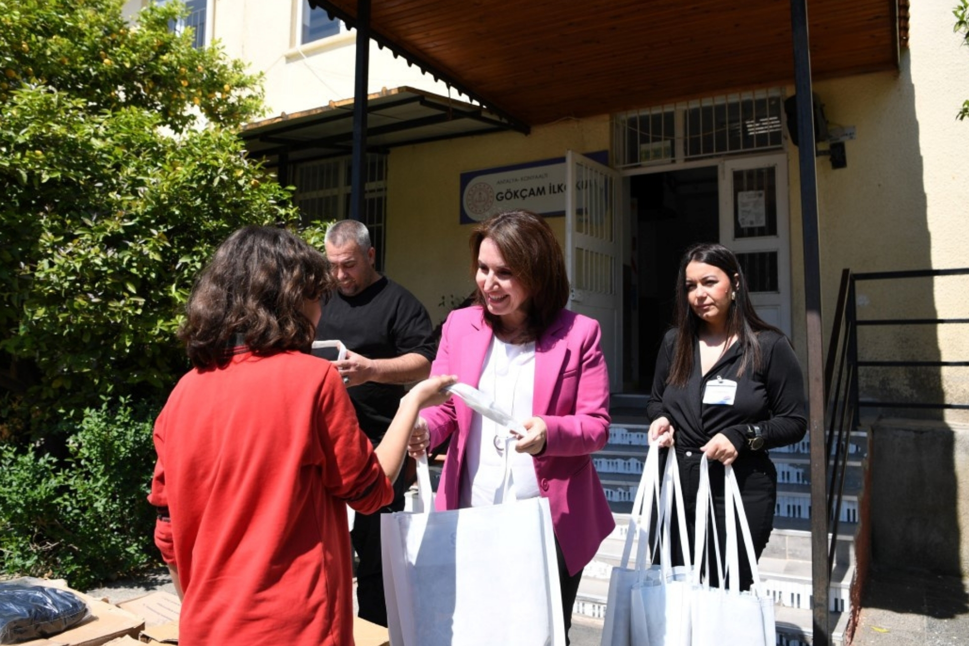 Konyaaltı Belediyesi ihtiyaç sahibi öğrencilere kıyafet desteği sağladı