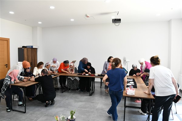 Huzurevi sakinleri el sanatlarını deneyimledi<