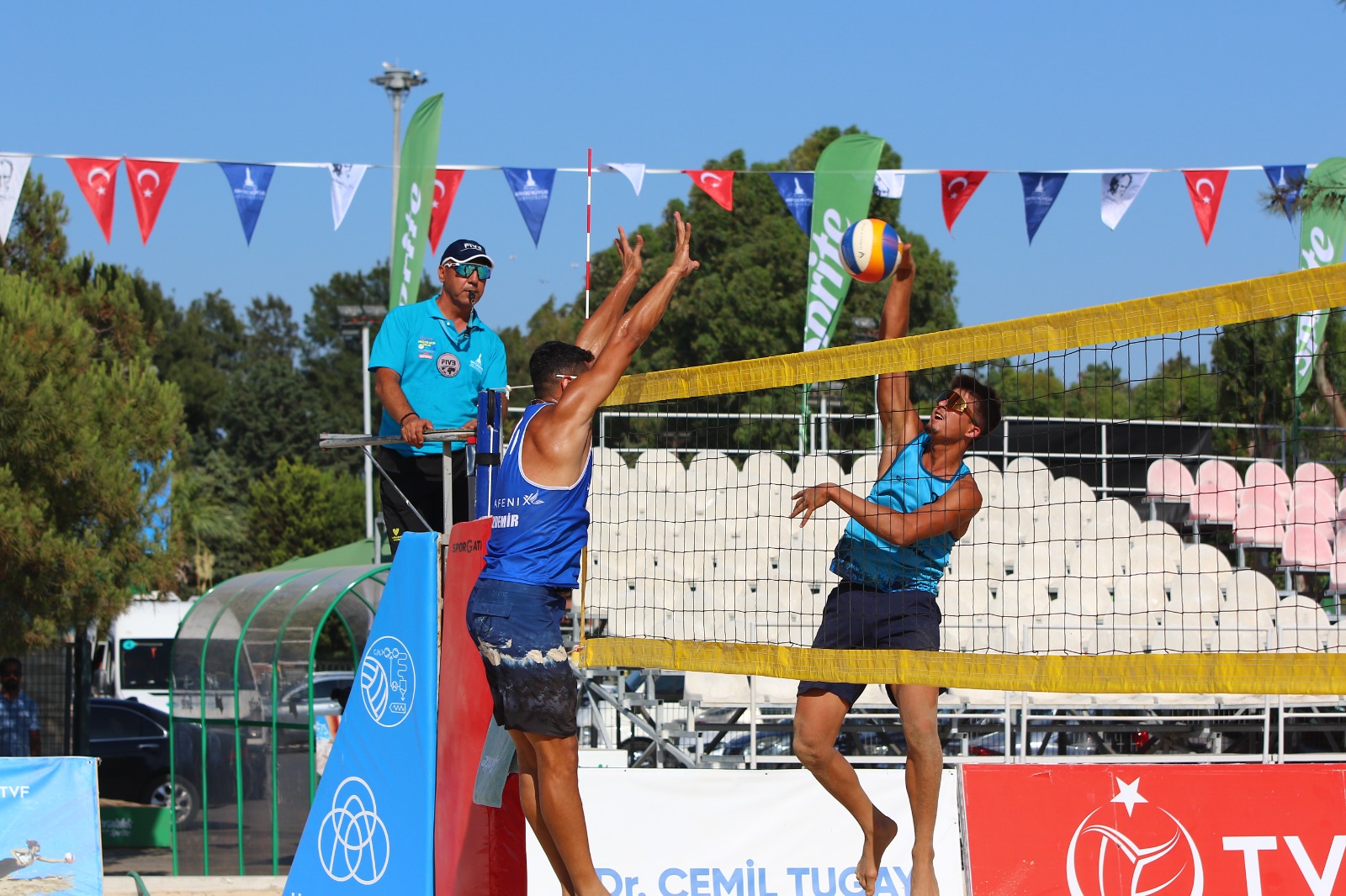 İzmir, plaj voleybolu şölenine ev sahipliği yaptı<