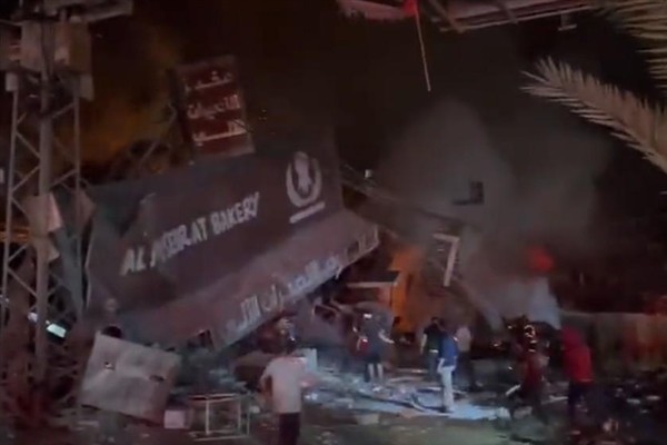 İsrail'in Gazze'deki restoran ve pazara düzenlediği saldırılarda 20 kişi öldü<