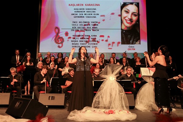 ETİSEM Türk Halk Müziği Korosu konser verdi<
