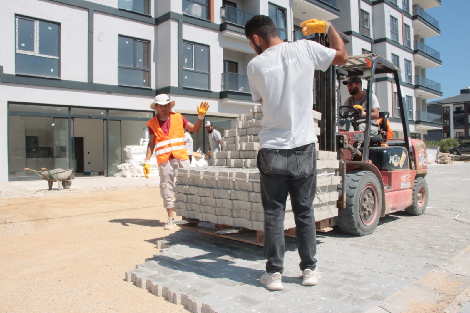 Yalova Belediyesi'nden parke yol ve kaldırım çalışması<
