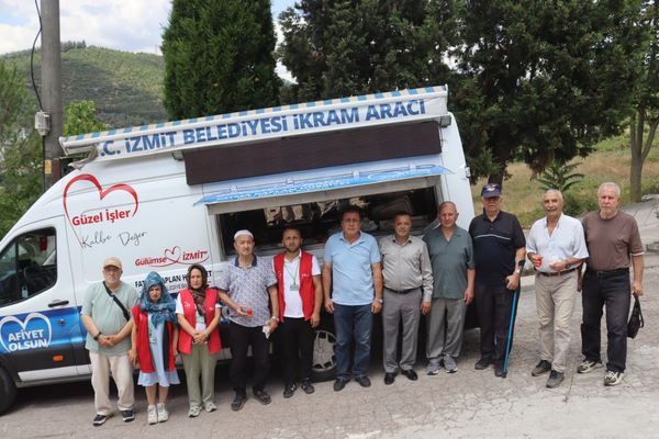 İzmit Belediyesi'nden Şirintepe'de cuma namazı sonrası ikram