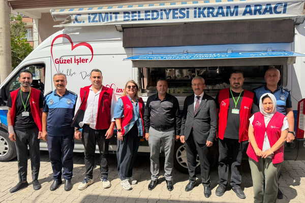 İzmit Belediyesi’nden Çayırköy Camii’nde Cuma ikramı
