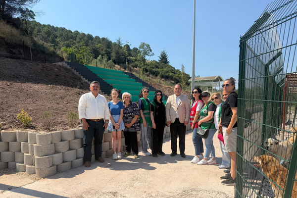 Hayvanseverler Gemlik’teki yeni sahipsiz hayvan bakımevini ziyaret etti<