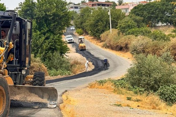 Akoba Köyü yolunda asfalt yama çalışmalarına başladı<