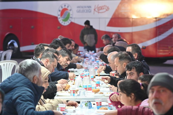 Kepez Belediyesi, Beşkonaklılar’da iftar sofrası kurdu 