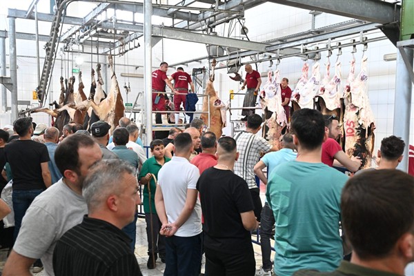 Isparta’daki mezbahada 250 büyükbaş kurban kesimi yapıldı <