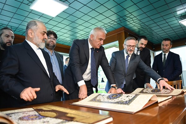Kültür ve Turizm Bakanı Ersoy, İstanbul Mushafı'nı inceledi 