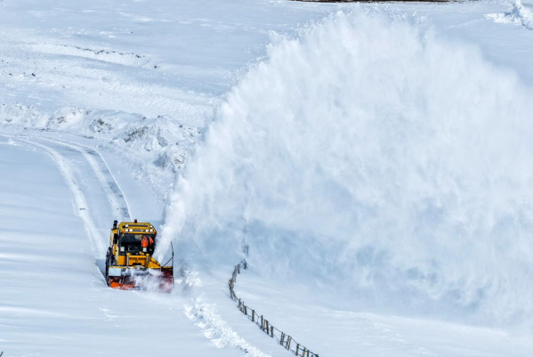 Van Büyükşehir Belediyesi'nden kırsalda karla mücadelesi<