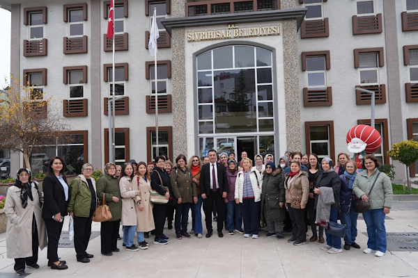 Eskişehirli kadınlar Sivrihisar’ı gezdi<