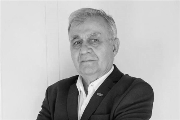 Köşe yazarı ve program sunucu Engin Aksöz hayatını kaybetti