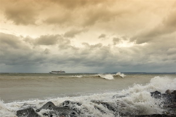 Kartal açıklarında sürüklenen kargo gemisi emniyetle demirletildi