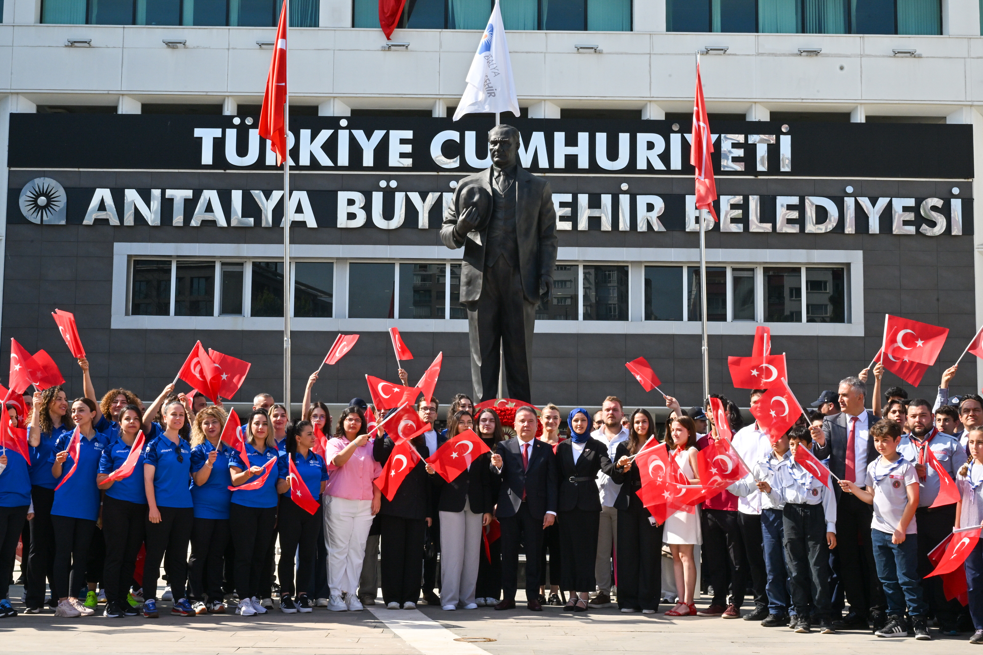 Antalya Büyükşehir Belediyesi'nde 19 Mayıs kutlamaları törenle başladı