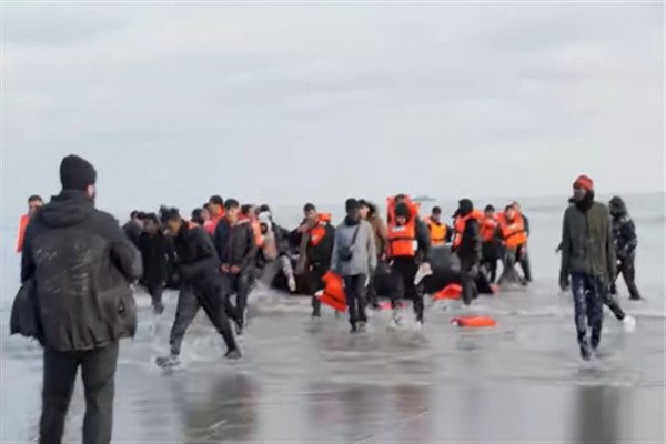 İngiliz hakim, bir göçmenin Fransa'ya geri gönderilmesi planını engelledi<