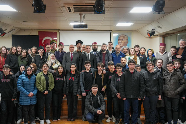 Trabzon Büyükşehir Belediyesi Şehir Tiyatrosu ilçe turnesine devam ediyor<