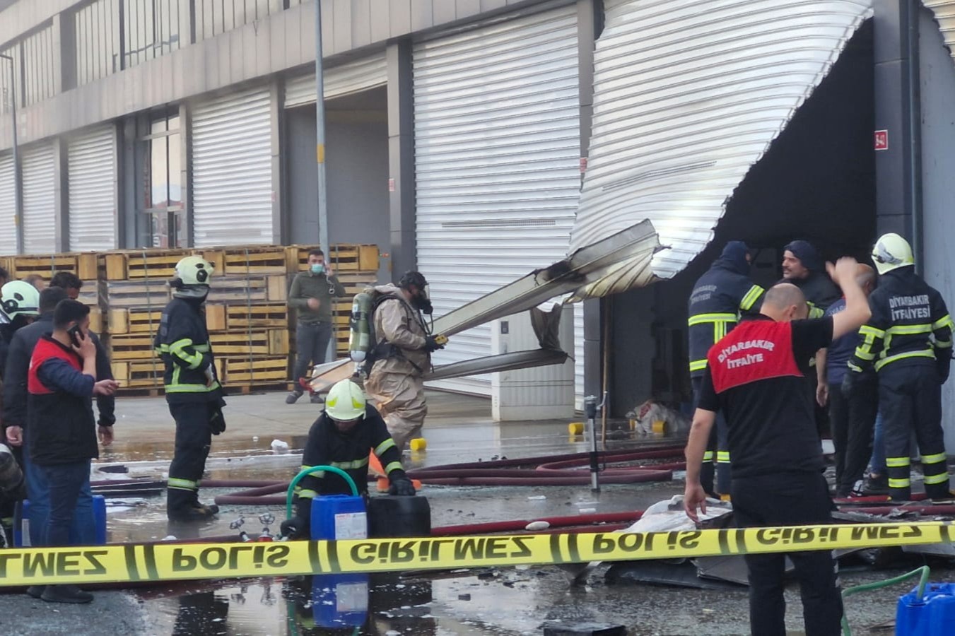 Oto Sanayi Sitesi’ndeki yangın İtfaiye ekiplerinin müdahalesiyle söndürüldü<